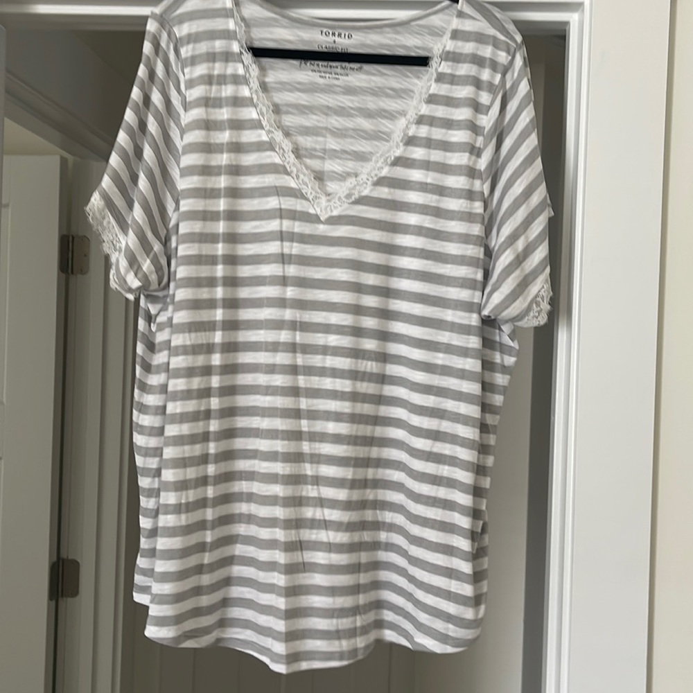 Torrid 4 Gray/white Lace Stripe Tshirt